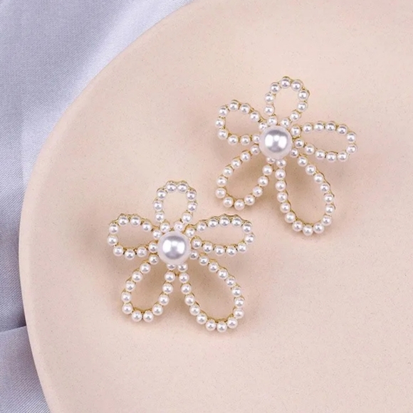 Elegant Pearl  Earrings - Picture 4 of 6